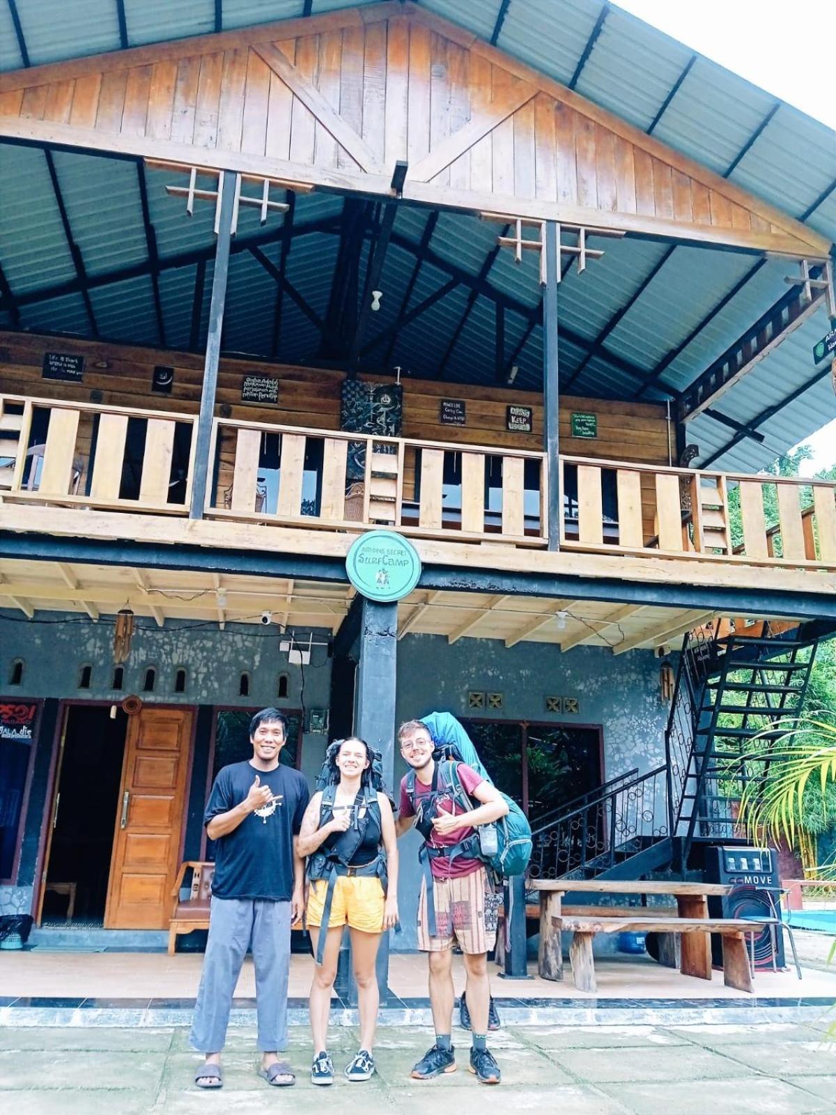 Air Manis Secret Surfcamp Lägenhet Taluk Batung Exteriör bild