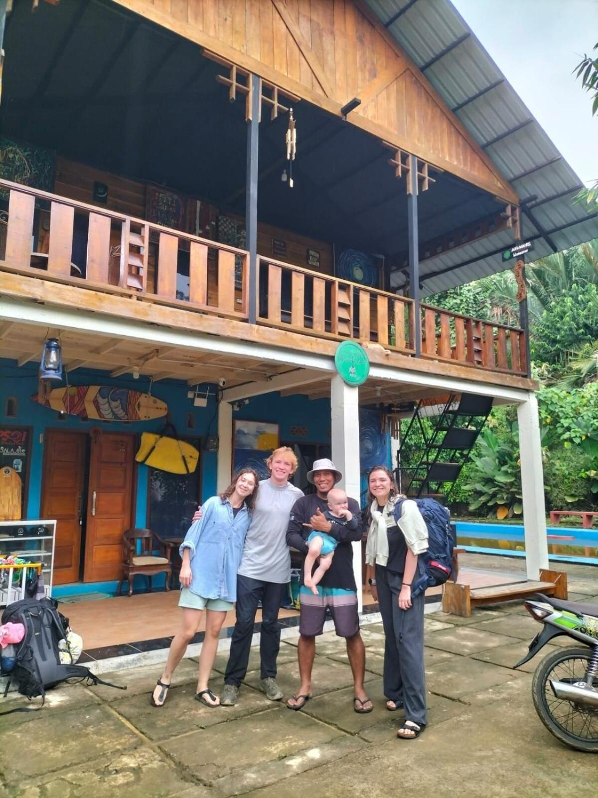 Air Manis Secret Surfcamp Lägenhet Taluk Batung Exteriör bild